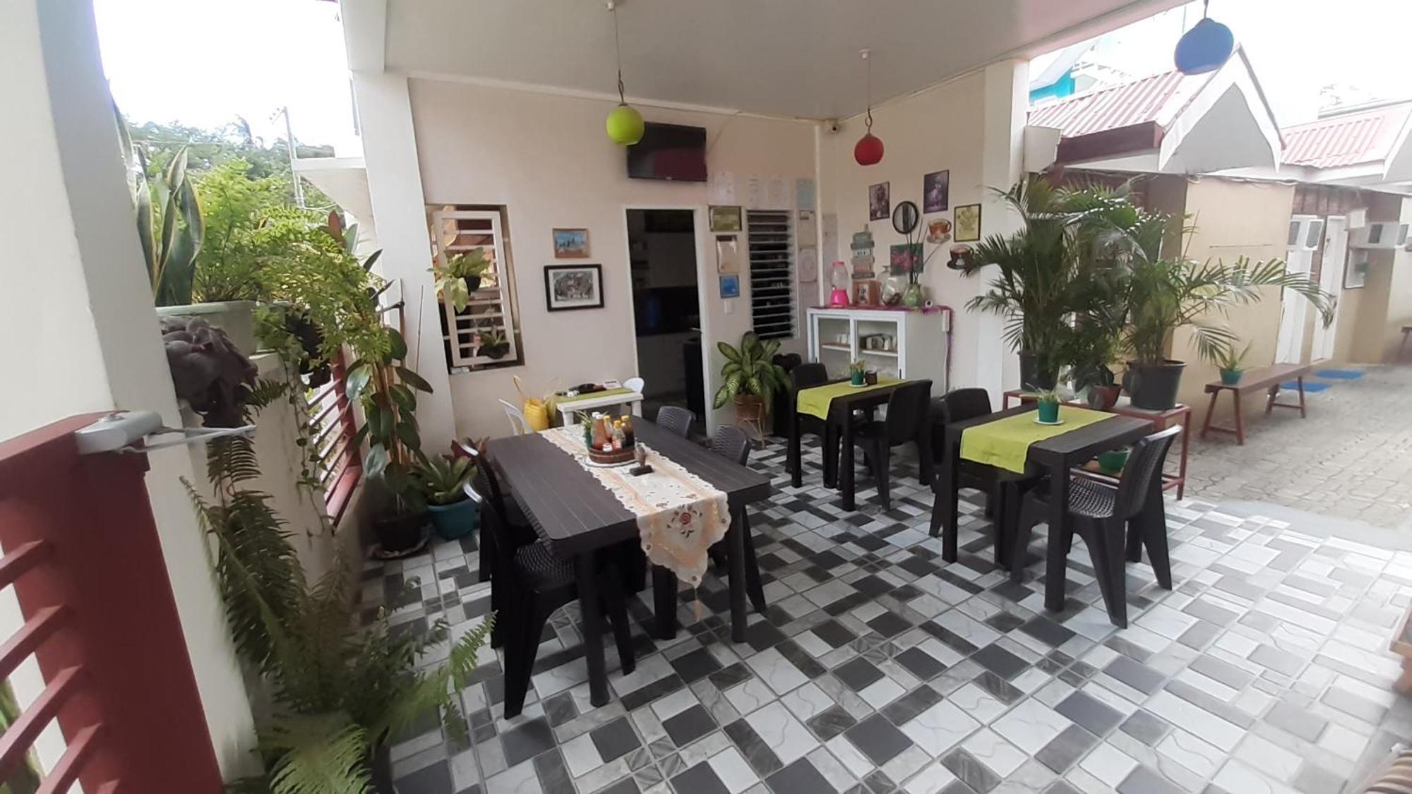 Sandstorm Lodge And Cafe Puerto Galera Buitenkant foto